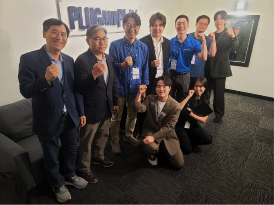 Plug_Play 행사에 참여한 케이그라운드 조남훈 대표(왼쪽)와 글로벌 VC, 스타트업 대표들