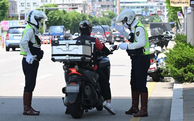 ▲ 최근 강원지역에서 오토바이 사고로 인한 사망사고가 잇따라 발생한 가운데 19일 춘천 도심에서 춘천경찰서 교통관리계 직원들이 오토바이 불법운행 단속 및 계도활동을 하고 있다.  김정호 기자