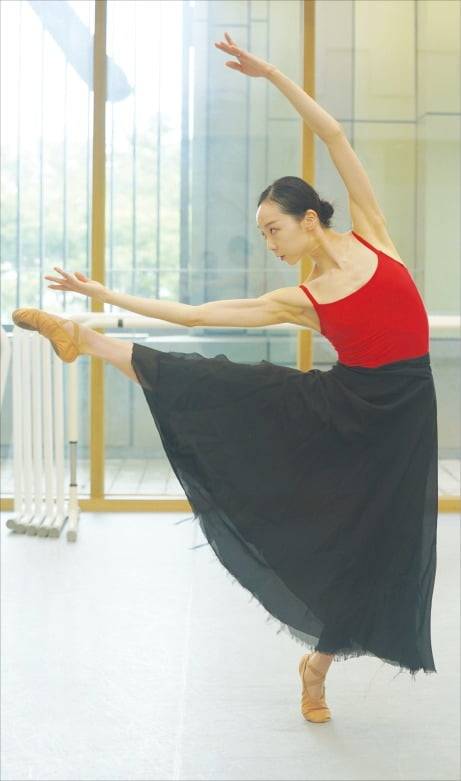 국립발레단 정기공연 ‘킬리안 프로젝트’를 통해 ‘잃어버린 땅’의 레드 커플을 선보일 수석무용수 박슬기.  /국립발레단 제공