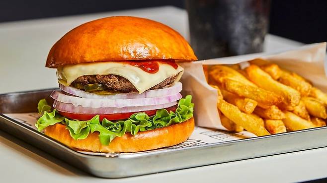 고든램지스트리트버거 OGR버거와 코프만 프라이즈. 사진=삼성웰스토리 제공