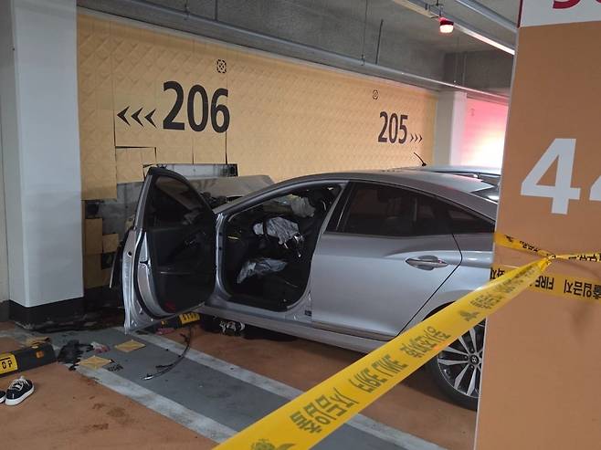 19일 오후 2시 26분께 세종시 새롬동 한 아파트 지하 주차장에서 차량이 벽에 부딪히는 사고가 났다.  4명 가운데 70대와 80대 등 2명이 심정지 상태에서 병원으로 옮겨졌으나 숨지고, 운전자 등 2명은 치료를 받고 있다. 사진은 이날 사고차량의 모습. 사진=세종소방본부 제공