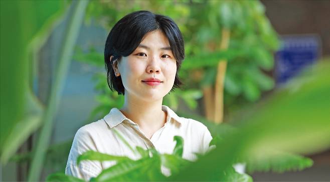 제2회 아르떼 문학상 수상자 김수지 씨는 지난 19일 한국경제신문과의 인터뷰에서 “﻿처음 쓴 장편소설로 상까지 받아 얼떨떨하다”고 말했다.  임형택 기자