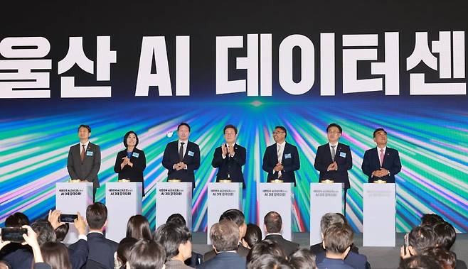 이재명 대통령이 20일 울산전시컨벤션센터에서 열린 울산 인공지능(AI) 데이터 센터 출범식에서 참석자들과 함께 기념 세리머니에 참여하고 있다. 왼쪽부터 안덕근 산업통상자원부 장관, 최민희 국회 과학기술정보방송통신위원장, 최태원 SK그룹 회장, 이 대통령, 아마존웹서비스(AWS) 프라사드 칼야나라만 인프라 총괄 대표, 유상임 과학기술정보통신부 장관, 김두겸 울산광역시장이 서있다. 사진=연합뉴스