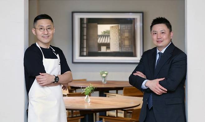 '세계 최고 레스토랑 50곳' 29위에 오른 서울 강남구 한식당 '밍글스'의 강민구 셰프와 김민성 매니저. /사진=한경DB