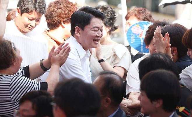 지난 18일 안철수 국민의힘 의원이 대구 중구 서문시장을 찾아 시민들과 인사하고 있다. 연합뉴스
