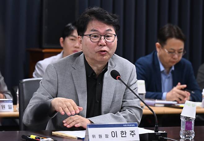 이한주 국정기획위원장이 20일 오전 서울 종로구 정부서울청사 창성동 별관에서 열린 검찰청 업무보고에서 모두발언하고 있다. 사진공동취재단