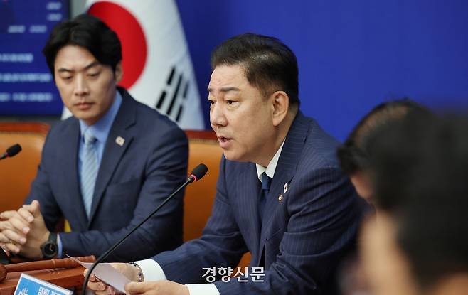 김병기 더불어민주당 대표 직무대행 겸 원내대표(오른쪽)와 한준호 최고위원(왼쪽)이 20일 국회에서 열린 최고위원회의에서 발언하고 있다. 박민규 선임기자