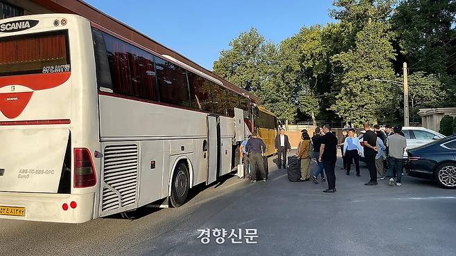 이란에 체류하던 한국인과 그 가족 등 20명이 지난 17일(현지시간) 테헤란에서 대피하기 위해 버스에 탑승하고 있다. 외교부 제공