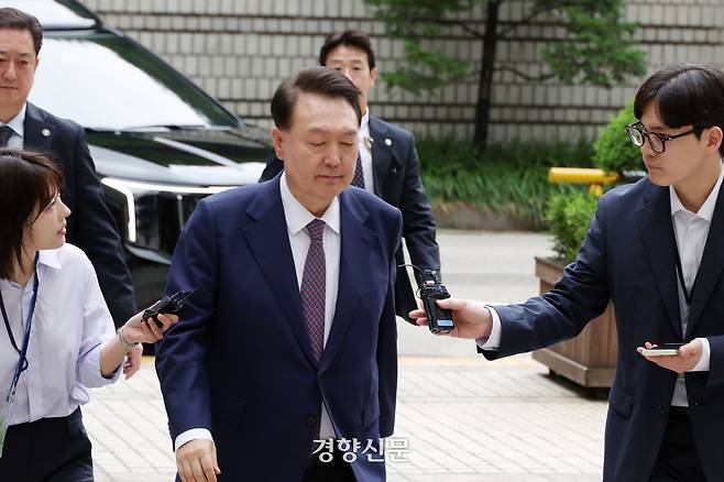 윤석열 전 대통령이 지난 16일 오전 서울 서초구 서울중앙지법에서 열린 내란 우두머리 혐의, 집권남용 권리행사방해 혐의 사건 7차 공판을 받기 위해 법원으로 들어오고 있다. 사진공동취재단