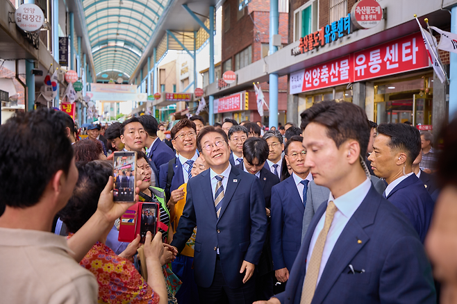 이재명 대통령이 20일 울산 AI 데이터센터 출범식에 참석을 마친 뒤 울산 울주군 언양 알프스 시장을 찾았다. 대통령실 제공