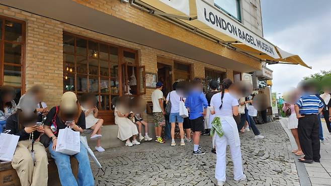 People lined up outside a London Bagel Museum franchise in Seoul [JOONGANG ILBO]