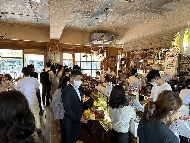 A London Bagel Museum branch in Seoul filled with customers [JOONGANG ILBO]