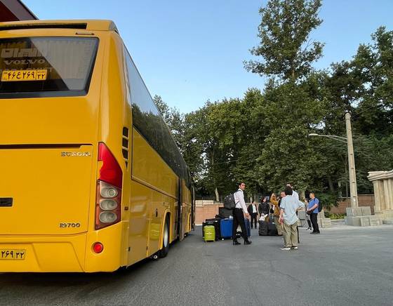 Korea's Foreign Ministry assists 20 Korean nationals and their Iranian family members to evacuate Iran by bus on Wednesday to neighboring Turkmenistan. [MINISTRY OF FOREIGN AFFAIRS]