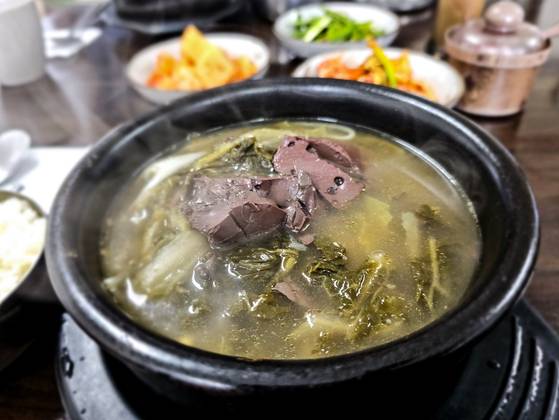 A scaldingly hot bowl of seonji haejangguk (hangover soup with vegetables and ox blood) is served at a restaurant in Yangpyeong, Gyeonggi. [YONHAP]