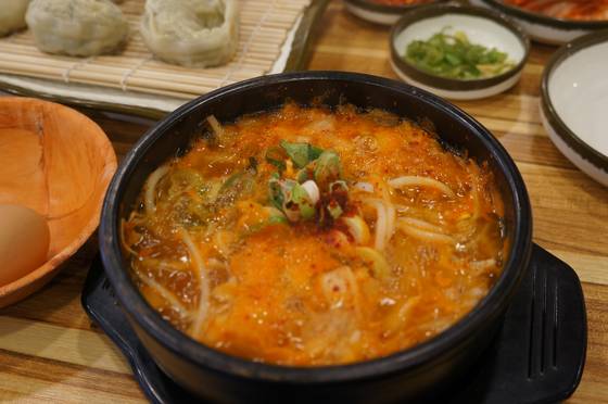 A piping hot bowl of kimchi kongnamulguk (bean sprout soup), a popular hangover cure in Korea, is served at Jijangsu Bonga Jeonju Kongnamul Gukbap in Suwon, Gyeonggi. [KIM JU-YEON]