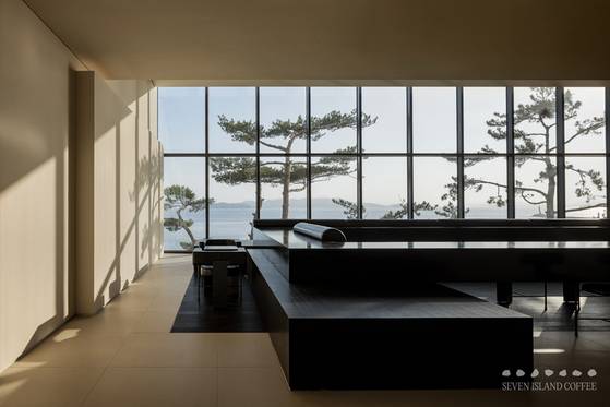 A view of Seven Island, a restaurant on Gadeok Island, Busan [SEVEN ISLAND]