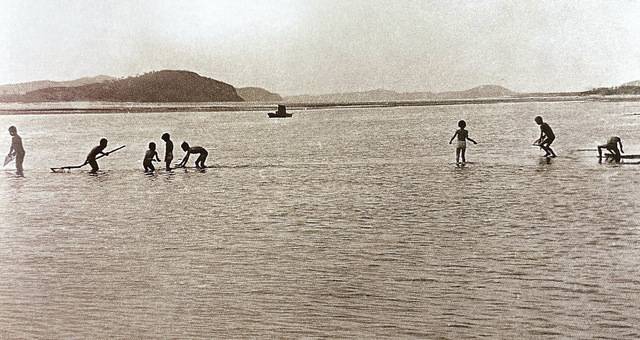 난지도는 1960년대만 해도 현재 여의도 면적의 1.2배나 되는 큰 섬이었다. 홍제천과 불광천도 난지도를 둘러싼 난지천으로 흘러들었다. 70년대 매립 공사로 인해 옛 모습은 흔적도 없이 사라졌다. 사진은 60년대 중반 재첩잡이를 하는 난지도 아이들의 모습이다. 혜화1117 제공