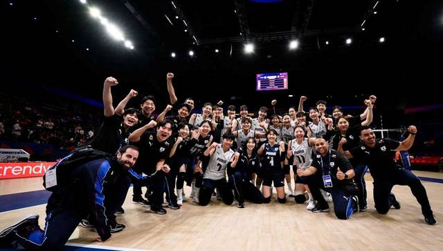 한국 여자배구 대표팀이 18일(현지시간) 튀르키예 이스탄불에서 열린 캐나다와의 2025 국제배구연맹(FIVB) 발리볼네이션스리그(VNL) 2주차 첫 경기에서 승리한 뒤 기뻐하고 있다. FIVB 홈페이지