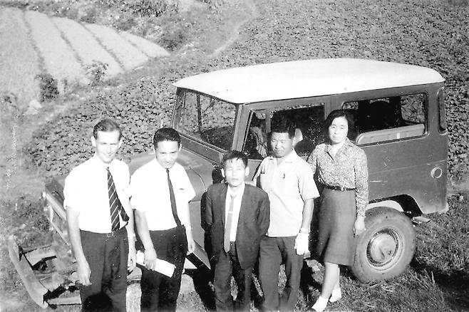 1968년 국립마산결핵요양소 직원들과 지역 내 가정방문 진료를 다니는 패티슨 박사. 좋은씨앗 제공