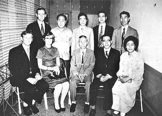 1972년 6월 30일 한국성서유니온 설립 이사진과 단체 사진을 찍은 패티슨(뒷줄 맨 왼쪽) 박사. 좋은씨앗 제공
