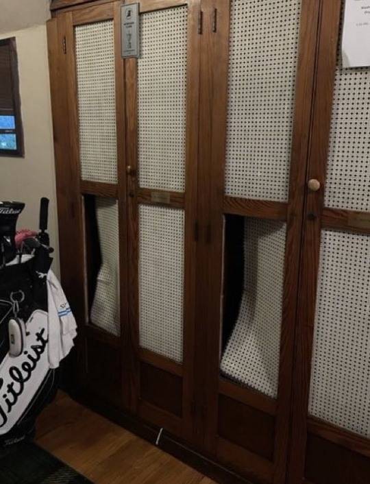 클라크가 부순 라커룸 문짝. 사진[연합뉴스]