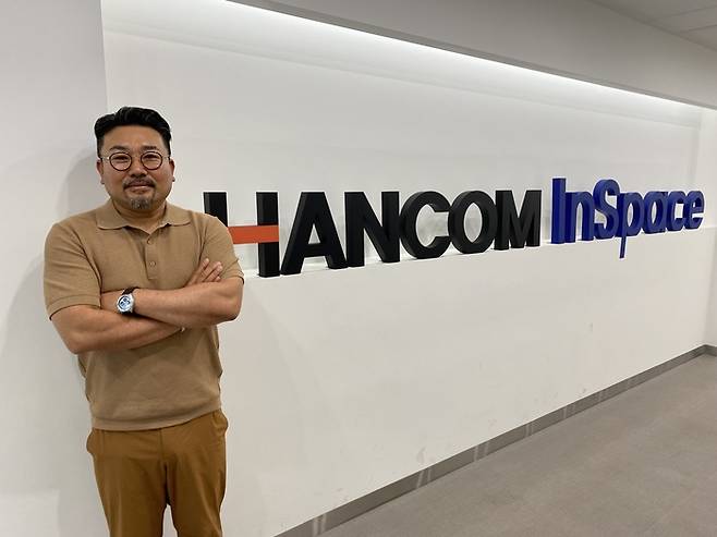 최명진 한컴인스페이스 대표가 포즈를 취하고 있다. [고재원 기자]