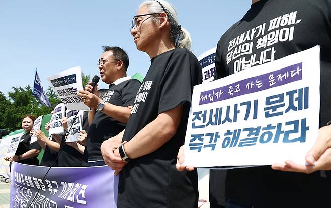 전세사기·깡통전세 피해자 전국대책위원회 관계자들이 지난 5일 서울 여의도 국회 앞에서 전세사기 문제 해결 촉구 기자회견을 하고 있다. [사진 = 뉴스1]