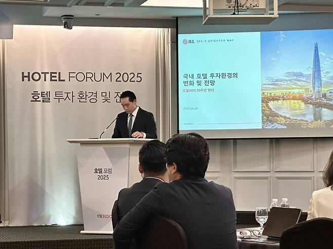 기조 발표를 맡은 존스랑라살(JLL) 코리아의 호텔팀 김민준 이사 / 사진=권효정 여행+ 기자