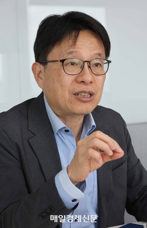 지난 19일 서울 여의도 One IFC빌딩 얼라인파트너스 사무실에서 린훙원 대만 금주간 고문이 국내 반도체 산업에 대한 조언을 건네고 있다. [한주형기자]