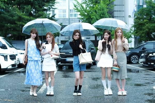 그룹 HITGS(힛지스)가 아침부터 빛나는 비주얼로 시선을 사로잡았다.