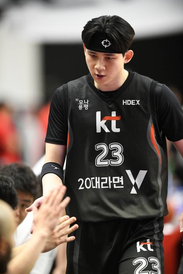 한때 ‘변거박’으로 불리며 조롱당했던 최악의 1순위 중 한 명인 박준영. 그는 2024-25시즌 부활을 선언하며 자신이 왜 최고 신인으로 선발됐는지 증명했다. 그러나 FA를 앞둔 상황에서 드라마틱한 보수 상승은 없을 듯하다. 사진=KBL 제공