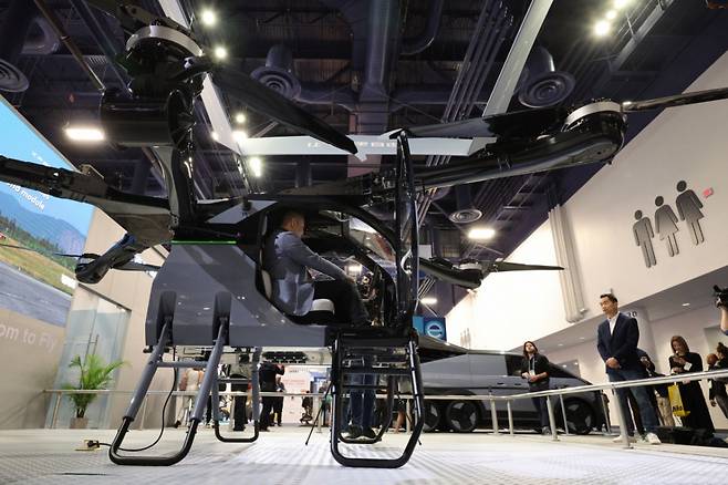 세계 최대 정보기술(IT)·가전 전시회 'CES 2025' 개막일인 1월7일(현지시간) 미국 네바다주 라스베이거스 컨벤션센터(LVCC)에 중국 전기차 업체 샤오펑 부스에서 관람객들이 모듈식 비행 자동차(플라잉카)를 살펴보고 있다. 2025.1.8 /뉴스1
