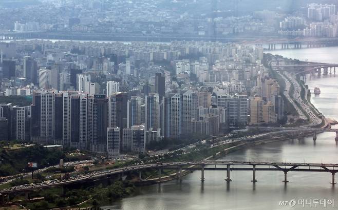 (서울=뉴스1) 박세연 기자 = 서울 아파트값 주간 상승률이 0.36%를 기록해 2018년 9월 이후 가장 컸다.   한국부동산원이 발표한 '6월 3주(16일 기준) 주간 아파트 가격 동향'에 따르면 이번 주 서울 아파트 매매가격은 지난주(9일 기준) 대비 0.36% 올랐다. 이로써 서울 아파트값은 20주 연속 상승했다. 특히 이번 주 상승률은 2018년 9월 2주(10일 기준) 0.45% 이후 무려 6년 9개월여 만에 가장 컸다. 사진은 19일 송파구 서울스카이전망대에서 바라본 서울 강남구 아파트단지 모습. 2025.6.19/뉴스1  Copyright (C) 뉴스1. All rights reserved. 무단 전재 및 재배포,  AI학습 이용 금지. /사진=(서울=뉴스1) 박세연 기자