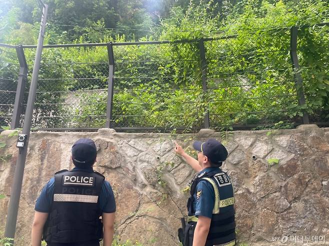 지난 10일 경찰관들이 관악구 신림동에서 산사태취약지역에 설치된 안전시설을 확인하고 있다. /사진=이현수 기자.