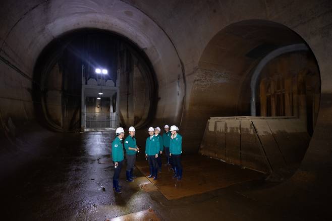 김완섭 환경부장관이 지난 5월13일 서울 양천구 소재 신월 대심도 빗물터널을 방문해 시설 운영 관리현황을 점검하고 있다. /사진=뉴스1