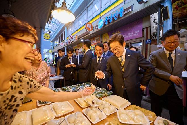 20일 울산 울주군 언양알프스시장을 방문한 이재명 대통령. / 사진제공=대통령실.