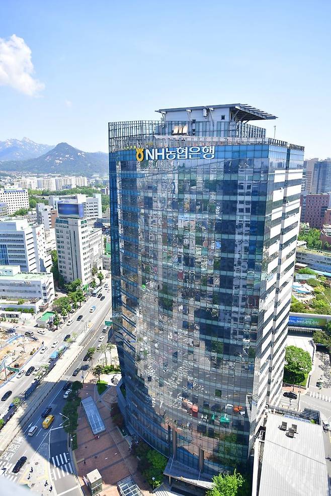 금융당국의 대출관리 강화 요구를 받은 NH농협은행이 주택담보대출 대환을 중단하기로 했다./사진제공=NH농협은행