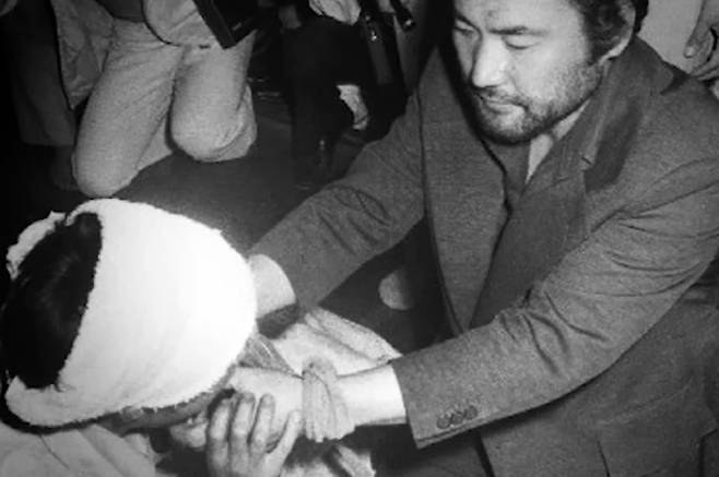 1975년 6월20일 서울 종로구 명륜동(혜화동)에서 대한민국을 뒤흔든 전무후무한 토막 살인 사건이 발생했다. 사진은 살인범 이팔국이 당시 범행 상황을 수사관들 및 취재진 앞에 재연하는 모습. /사진=유튜브 채널 디바제시카 캡처