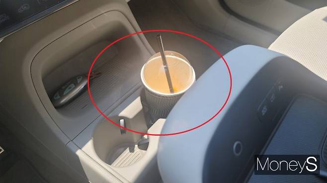 '디 올 뉴 넥쏘'의 1열 컵홀더는 위치가 낮고 무선충전 패드 끝부분에 걸쳐 있어 팔이 걸리는 등 이용이 다소 불편하다. /사진=김창성 기자