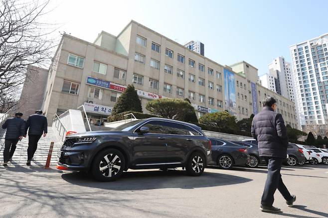 롯데건설의 본사 부지 활용 방안으로 매각 또는 자체 개발 등이 확정되면 사옥 이전이 이뤄질 예정이다. 자문 결과가 나오는 대로 이전 계획에 대한 논의가 진행될 전망이다. 사진은 지난 2월 서울 서초구 잠원동 롯데건설 본사 모습. /사진=뉴스1