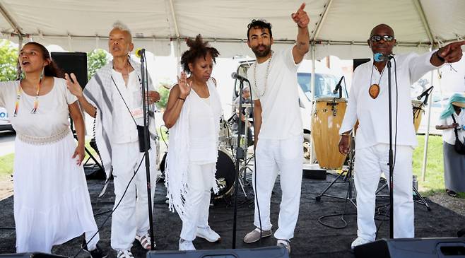 흑인 노예제 폐지를 기념하는 준틴스 데이가 지난 19일(현지시각) 미국 전역에서 개최됐다. 사진은 지난 19일 미국 워싱턴 D.C.에서 준틴스데이 기념 행사에서 흑인 노동자 센터 합창단이 공연하는 모습. /사진=로이터