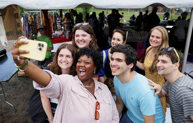 흑인 노예제 폐지를 기념하는 준틴스 데이가 지난 19일(현지시각) 미국 전역에서 개최됐다. 사진은 지난 19일 미국 워싱턴 DC에서 열린 준틴스 데이 행사에서 참가자들이 단체 셀카를 찍는 모습. /사진=로이터