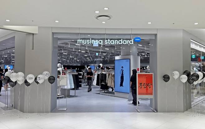 신세계사이먼이 20일 시흥 프리미엄 아울렛 내 더에스몰 1층에 '무신사 스탠다드'가 오픈했다고 밝혔다. /사진=신세계사이먼