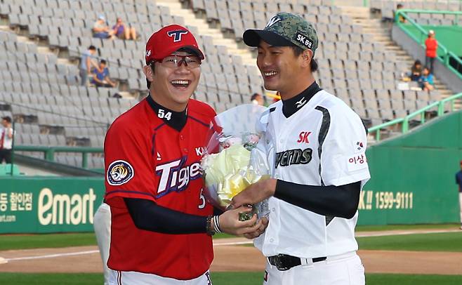 동값내기 좌완 투수 김광현과 양현종이 선발 맞대결을 펼친다. 사진은 2015년 9월21일 김광현(오른쪽)의 100탈삼진 달성을 축하하는 양현종의 모습. /사진=뉴스1
