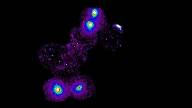 6억5000만 광년 밖의 우주 거대구조인 섀플리 초은하단(Shapley Supercluster)에서 우리은하(Milky Way) 질량의 10배나 되는 뜨거운 가스가 끈처럼 펼쳐져 있는 거대한 필라멘트 구조가 발견됐다. 유럽우주기구(ESA) X선 우주망원경 XMM-Newton과 일본 우주항공연구개발기구(JAXA) 스자쿠(Suzaku) X선 우주망원경에 포착된 이 사진에서 아래와 위쪽 밝은색 점 4개가 성단이며 그 사이 띠처럼 보이는 보라색 얼룩이 가스 필라멘트 구조다. JAXA 제공
