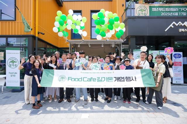 이순희 강북구청장이 ‘Food Cafe 길가온’ 개업행사에 참여한 주민들과 함께 기념사진을 찍고 있다.강북구청 제공