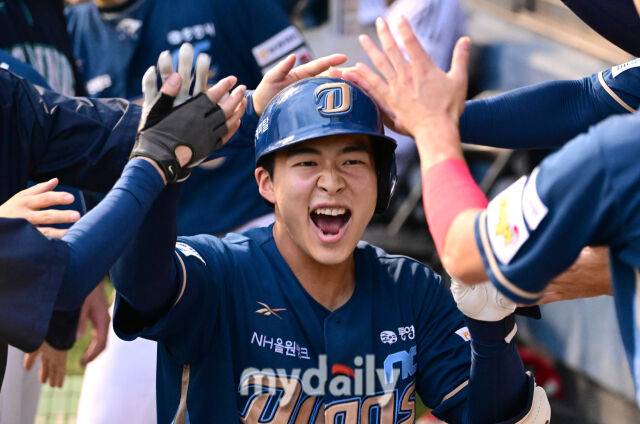 2025년 6월 19일 오후 서울 잠실구장에서 '2025 신한 SOL뱅크 KBO 리그' NC 다이노스와 LG 트윈스의 경기.NC 김휘집이 5회초 2사 후 솔로 홈런을 친 뒤 기뻐하고 있다./잠실=유진형 기자