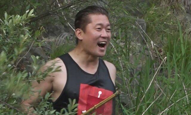 '나 혼자 산다' 김대호가 생물 탐험 위해 계곡 물에 입수했다. / MBC