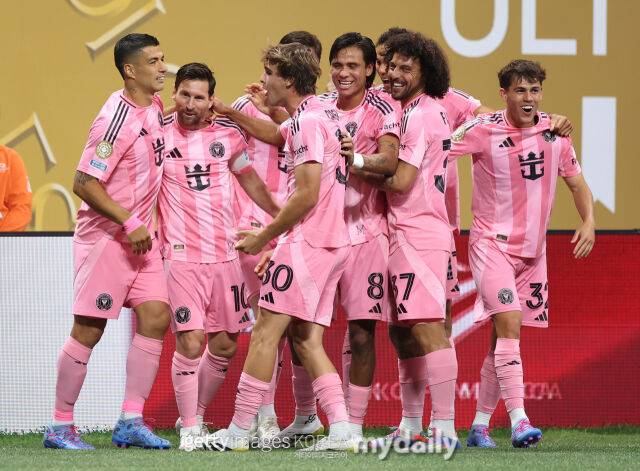 메시(왼쪽에서 두 번째)가 마이애미 동료들의 축하를 받고 있다. /게티이미지코리아