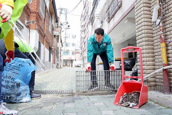 오언석 도봉구청장 빗물받이 청소